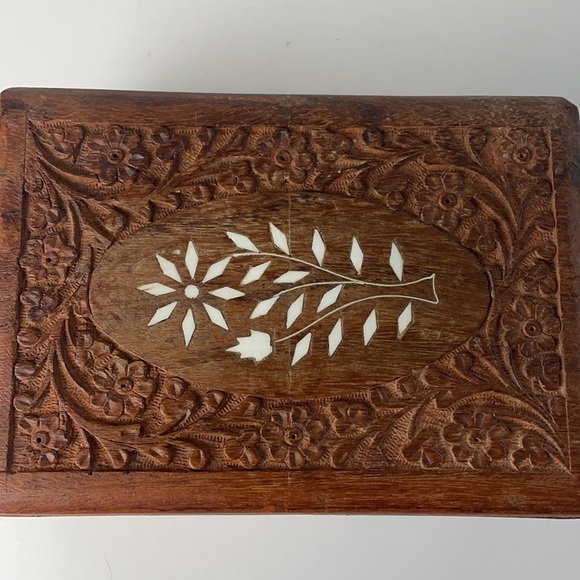 Vintage Wooden Hand Carved Trinket Box Floral Inlay Design - Picture 12 of 15